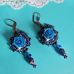 BO Roses Bleues Royales sont brod&eacute;es avec des roses en r&eacute;sine Bleu, des perles rondes nacr&eacute;es, perles cloisonn&eacute;es porcelaine et des rocailles. Le tout est mont&eacute; sur des dormeuses en Laiton